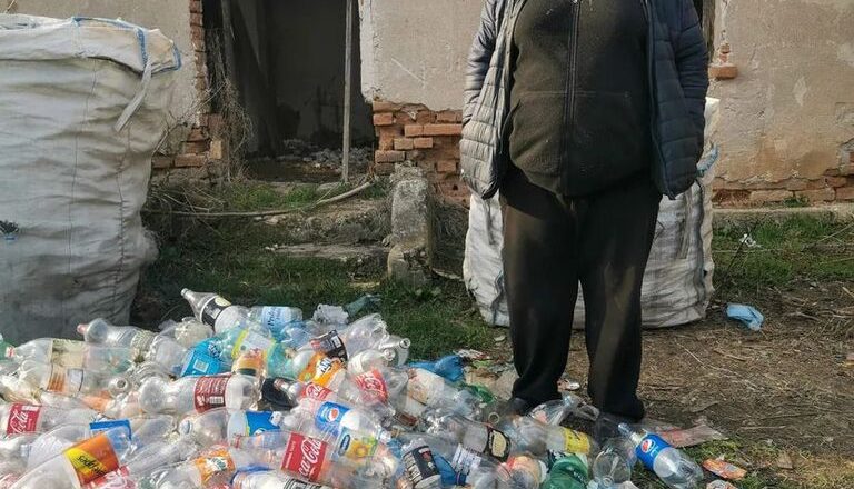 Тешка судбина Милоша: Родитељи преминули, једе из контејнера
