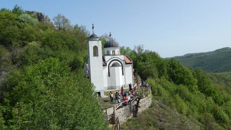 Луковска бања: Цркву на литици откључавају туристи