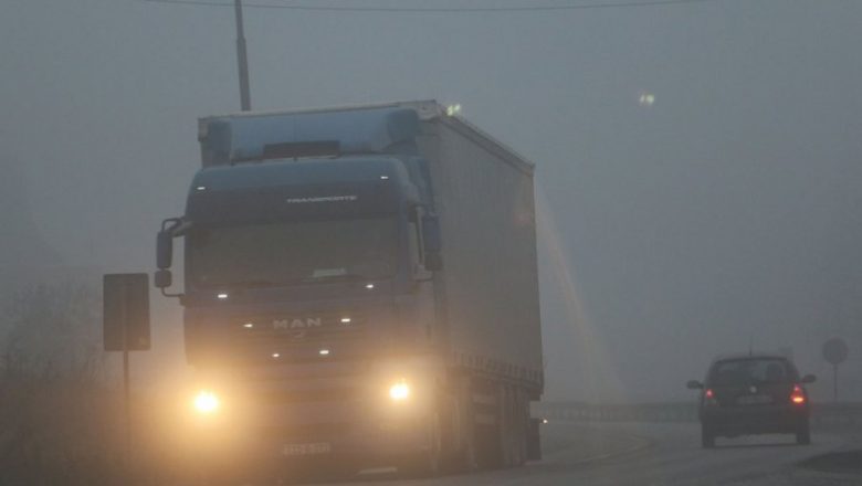 ДВА ВАЖНА УПОЗОРЕЊА ЗА ВОЗАЧЕ: Ујутру густа магла, поподне гужве због радова