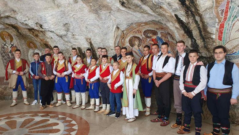 Милош Гашевић, најмлађи нишки гуслар, бриљирао на Фестивалу младих гуслара у Никшићу