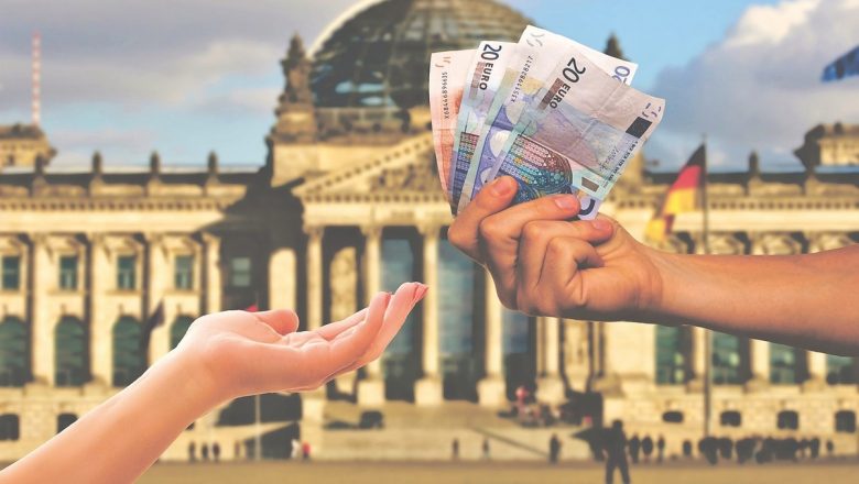 Запосленима у социјалним установама у петак по 10.000 динара
