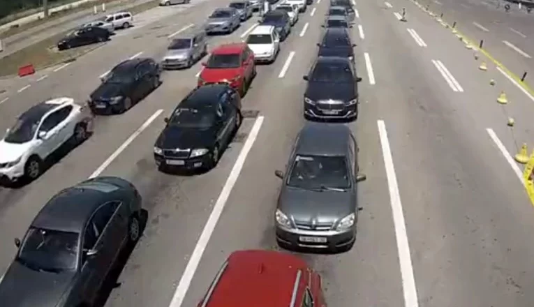 Празницима је крај! Данас се сви враћају кућама, биће кркљанац на путевима