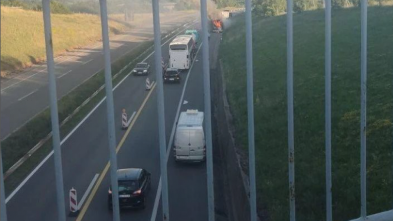 УЖАС КОД РАЖЊА Запалио се аутобус на путу ка Београду, ватрена стихија се не смирује